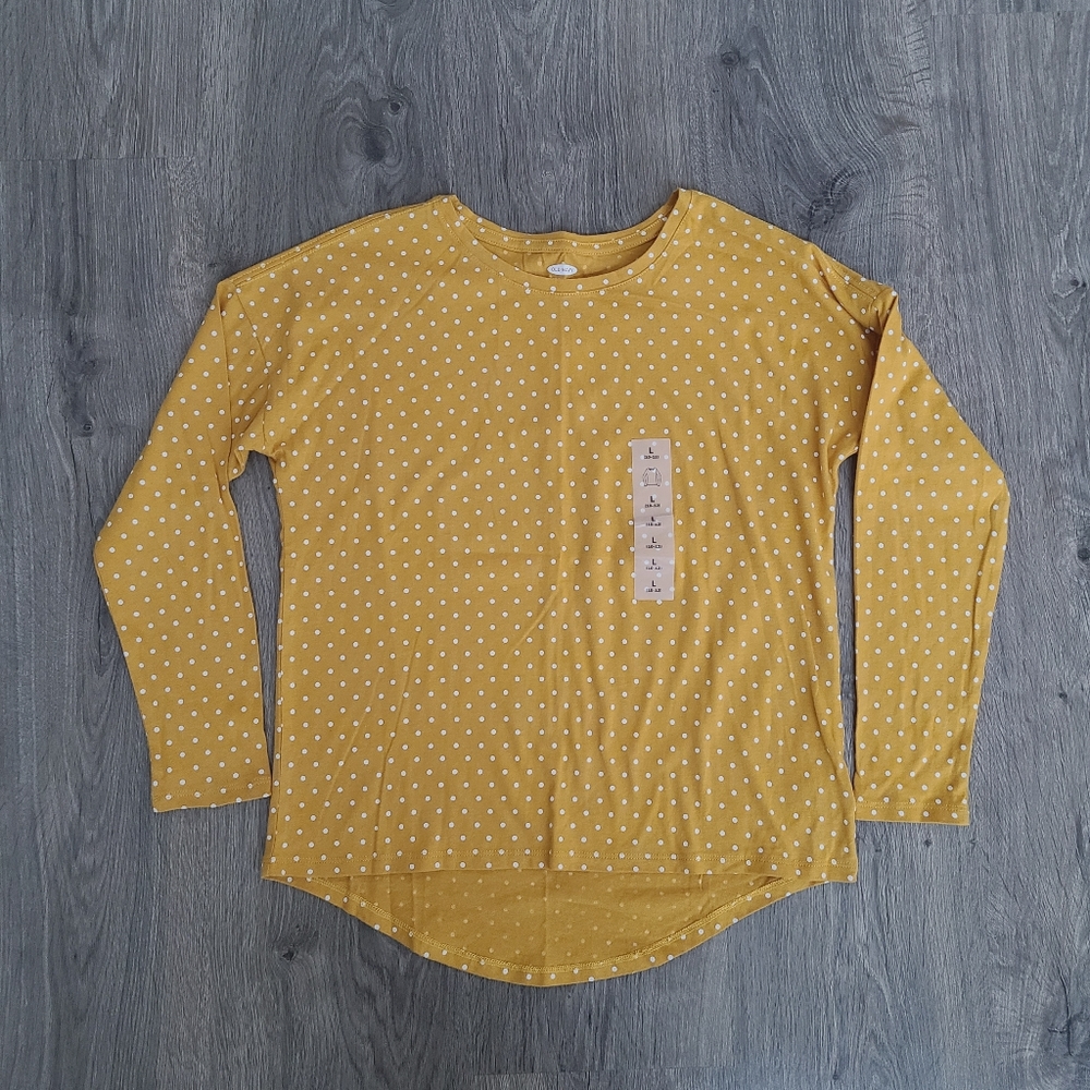 Old Navy polka dots tee.